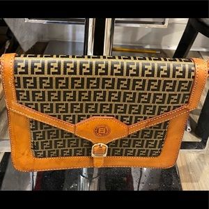 Fendi Crossbody 👜 looking for a good home 🌺